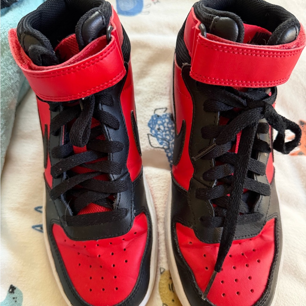 Nike Kids Black and Red Sneakers - Picture 3 of 4